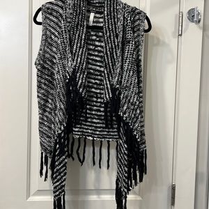 Kensie sweater vest with fringe S